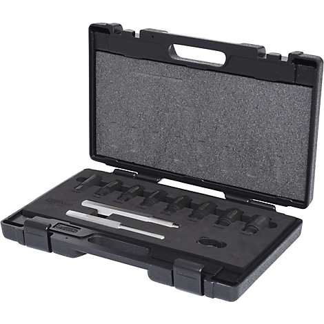 Schwarzer Werkzeugkoffer mit Schaumstoffeinlage, geöffnet. Enthalten sind silberne Werkzeuge in verschiedenen Formen.